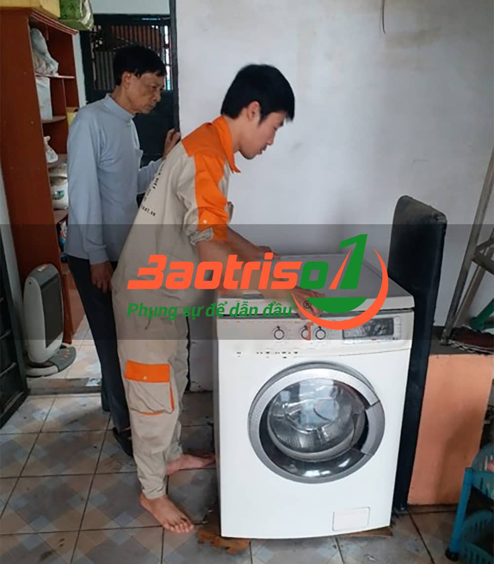 Kĩ thuật viên tiến hành kiểm tra thiết bị máy giặt